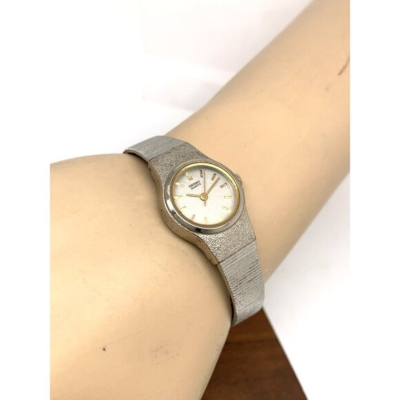 Seiko Women\'s Watch 8Y21-0019 Vintage Quartz Gold Silver Dial Steel Petite 20mm main image 9